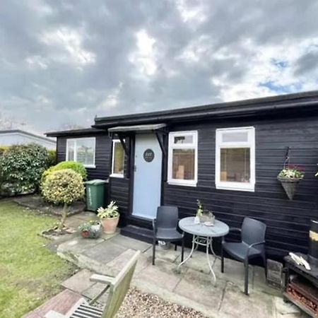 2 Bedroom Chalet Bungalow On Humberston Fitties. Exterior photo