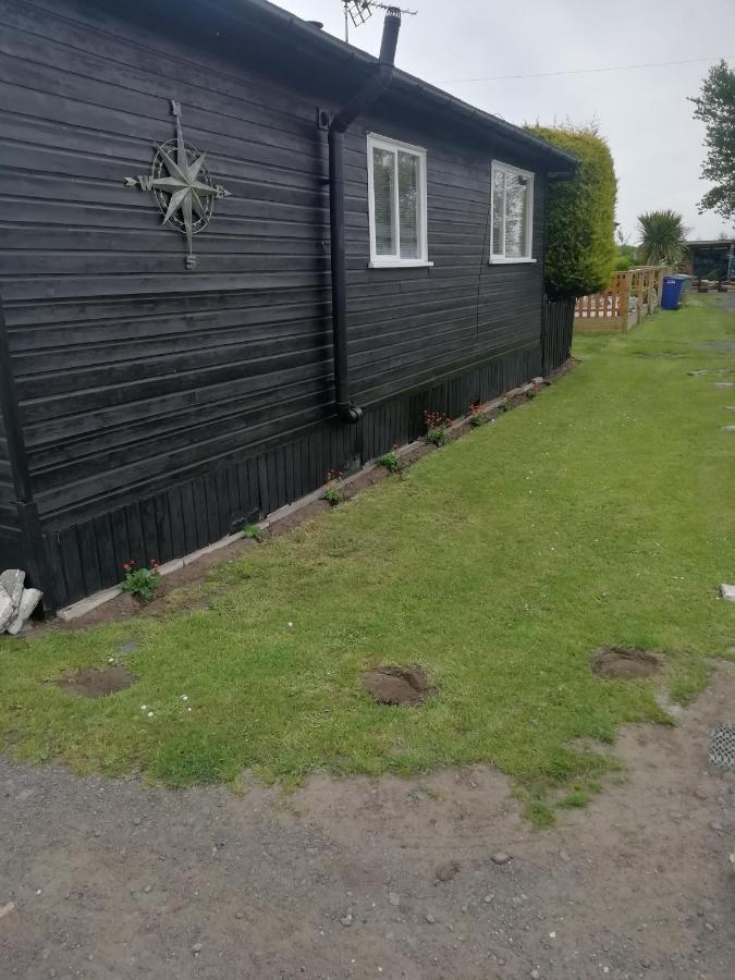 2 Bedroom Chalet Bungalow On Humberston Fitties. Exterior photo