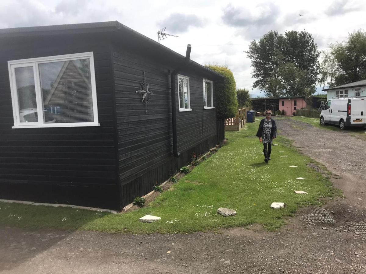 2 Bedroom Chalet Bungalow On Humberston Fitties. Exterior photo