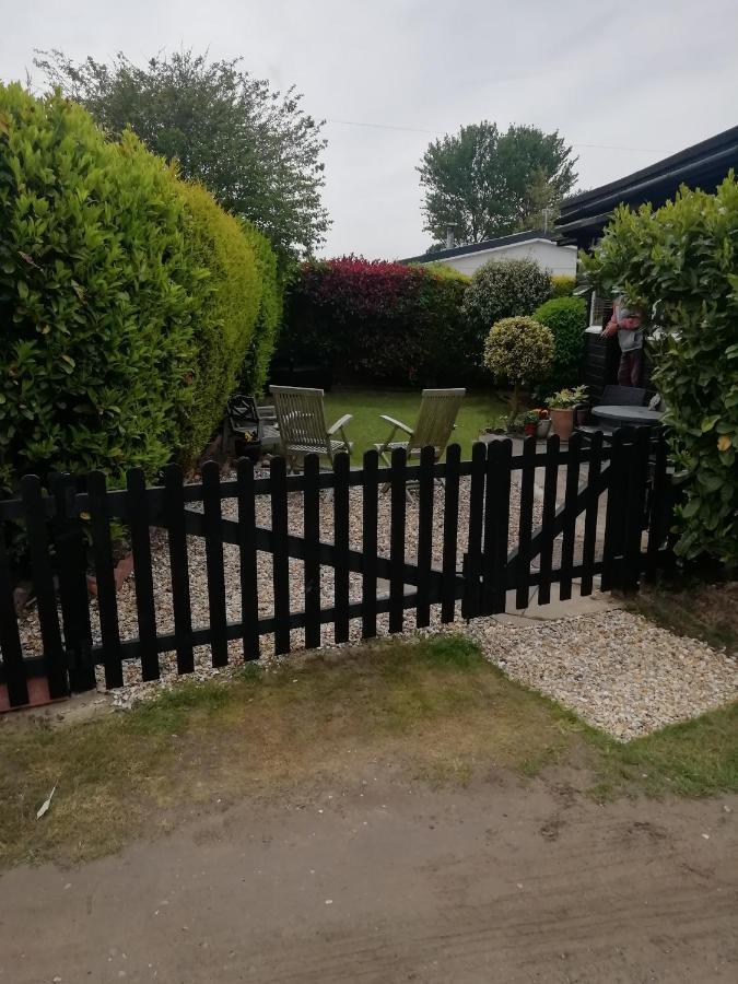 2 Bedroom Chalet Bungalow On Humberston Fitties. Exterior photo