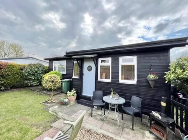 2 Bedroom Chalet Bungalow On Humberston Fitties. Exterior photo