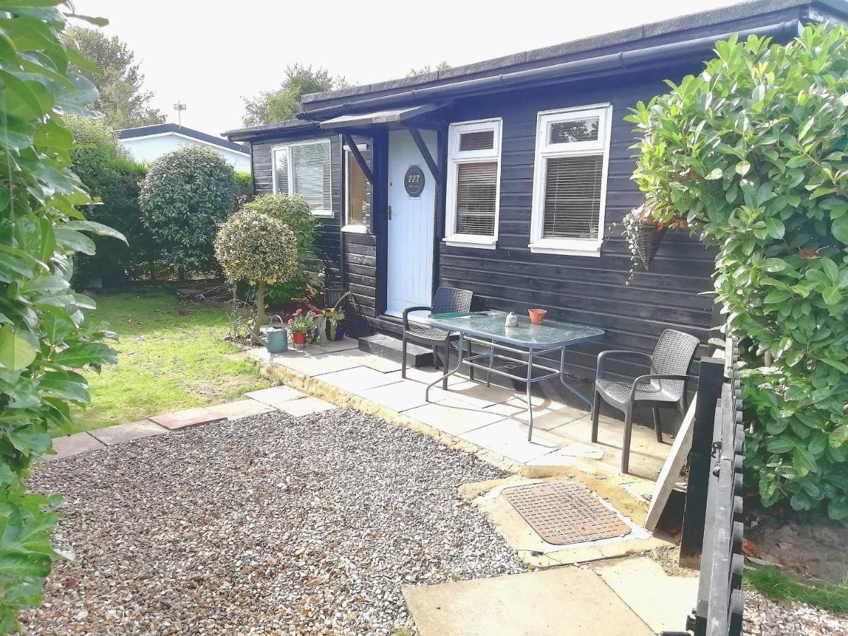 2 Bedroom Chalet Bungalow On Humberston Fitties. Exterior photo